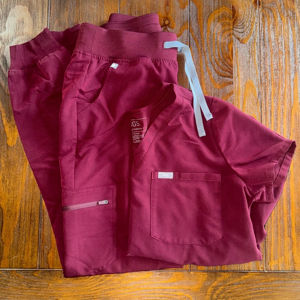 Figs maroon scrub set